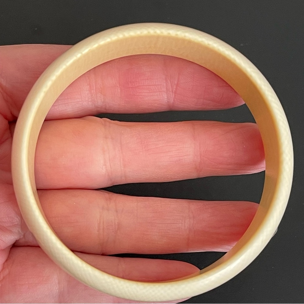 Vintage genuine Ivory bangle bracelet. - Picture 14 of 14